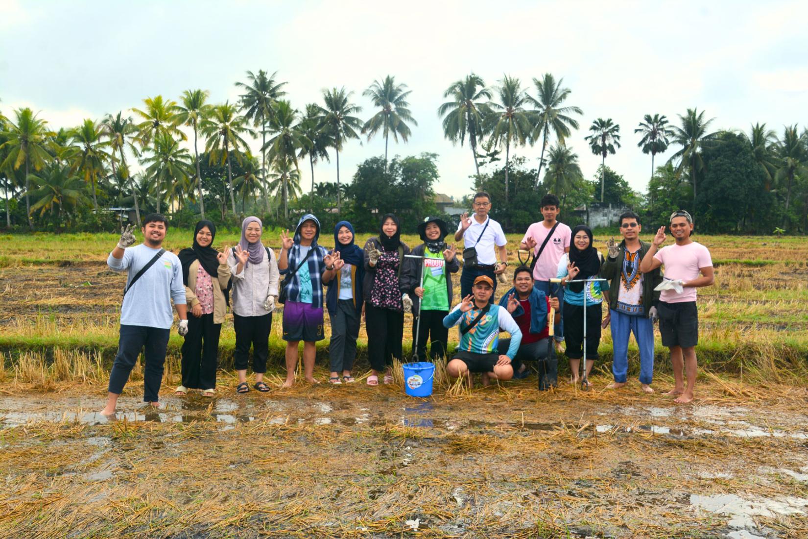 Farmers in BARMM enhance their skills in soil testing and optimal fertilization techniques for rice and corn cultivation.